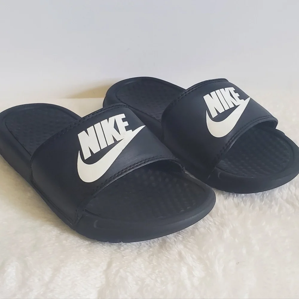 𝅺NIKE Benassi Black Slider Sandals Size Youth 1